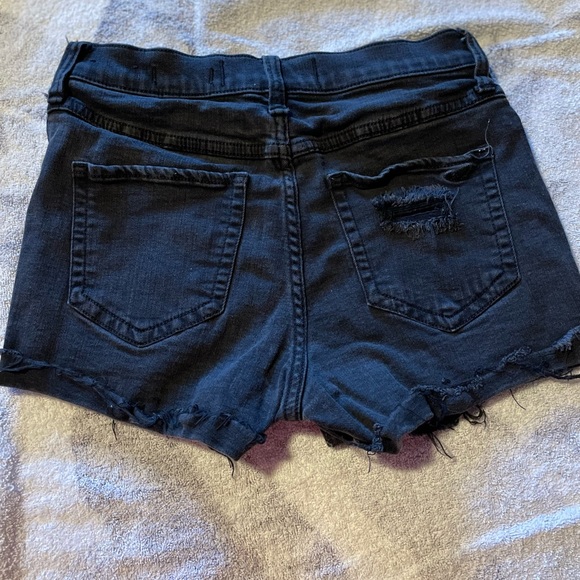 HOLLISTER- HIGH RISE- DISTRESSED SHORTS - Picture 3 of 3
